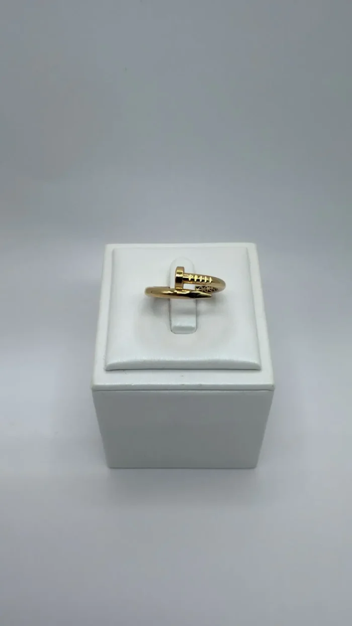 Anillo Clavo de Oro 18KT con diseño vanguardista