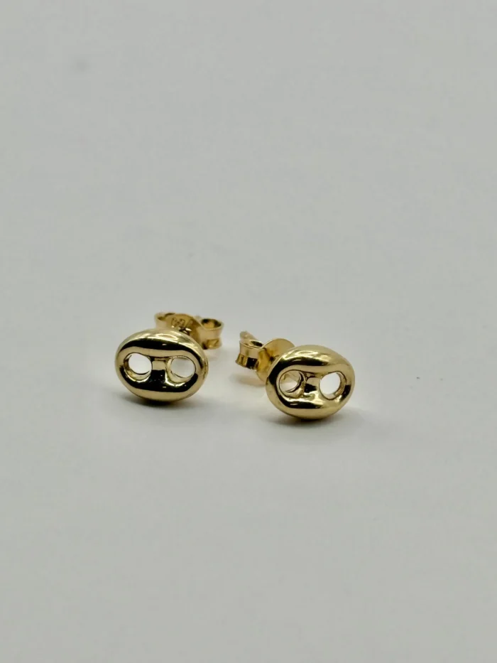 Aretes Puff Mariner de Oro 18KT-2 Par de aretes Puff Mariner de Oro 18KT Ley 750, diseño de eslabón hueco inflado, sobre fondo blanco. Joyería de oro moderna Venecia Gold.