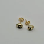 Aretes Puff Mariner de Oro 18KT Par de aretes Puff Mariner de Oro 18KT Ley 750, diseño de eslabón hueco inflado, sobre fondo blanco. Joyería de oro moderna Venecia Gold.