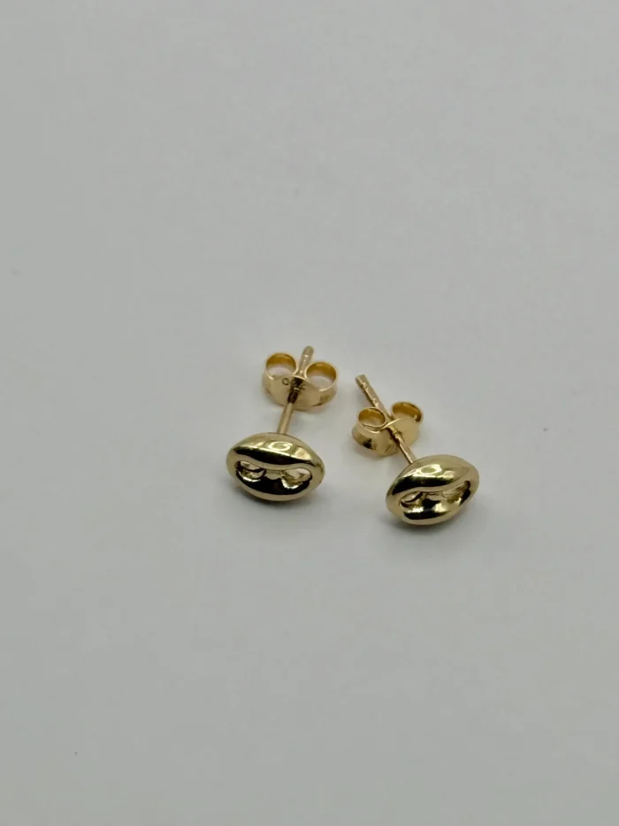Aretes Puff Mariner de Oro 18KT Par de aretes Puff Mariner de Oro 18KT Ley 750, diseño de eslabón hueco inflado, sobre fondo blanco. Joyería de oro moderna Venecia Gold.