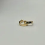 Par de argollas tubulares clásicas de oro 18KT Ley 750, lisas y pulidas, sobre fondo blanco. Joyería de oro puro Venecia Gold.