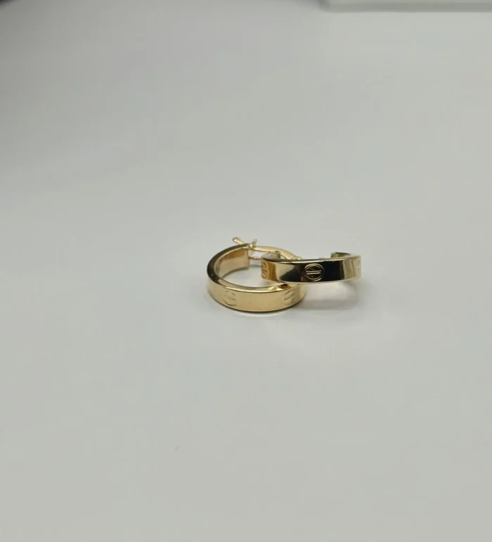 Par de argollas tubulares clásicas de oro 18KT Ley 750, lisas y pulidas, sobre fondo blanco. Joyería de oro puro Venecia Gold.