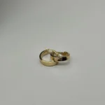Par de argollas tubulares clásicas de oro 18KT Ley 750, lisas y pulidas, sobre fondo blanco. Joyería de oro puro Venecia Gold.