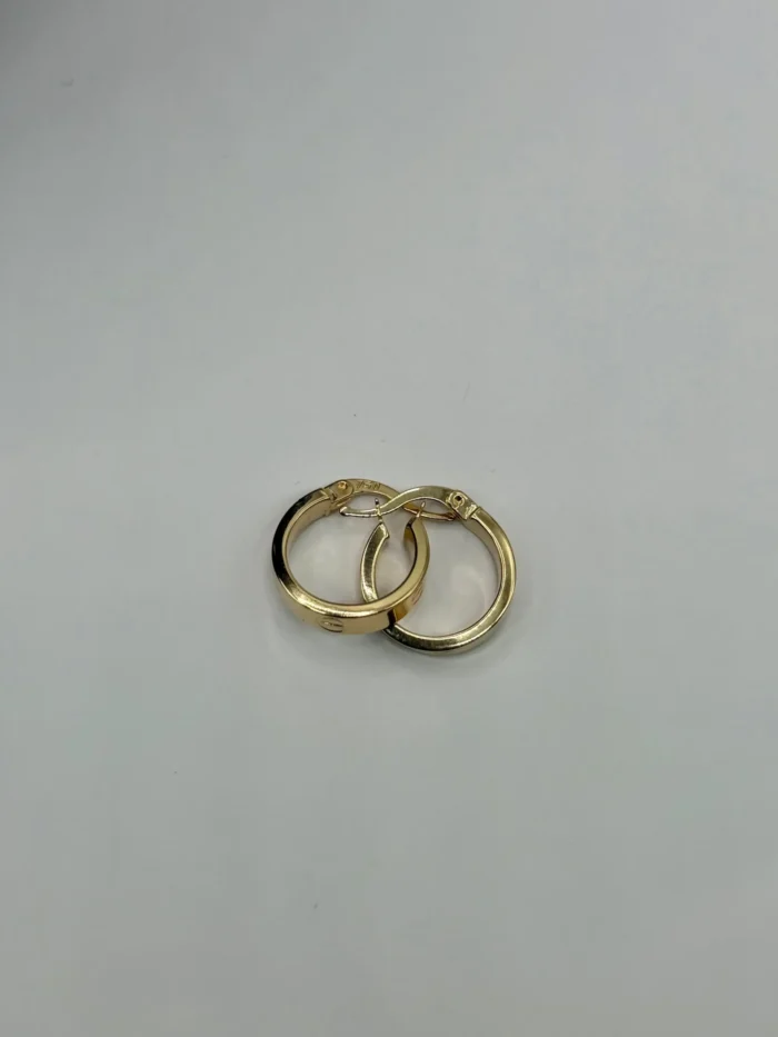 Par de argollas tubulares clásicas de oro 18KT Ley 750, lisas y pulidas, sobre fondo blanco. Joyería de oro puro Venecia Gold.