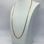 Cadena Corte Brillo de Oro 18KT-2 Cadena de oro amarillo 18KT Ley 750, estilo cubana o lomo de corvina, con corte brillo, 4.5mm de ancho y 24 pulgadas de largo. Exhibida en maniquí blanco. Joyería de oro puro Venecia Gold.