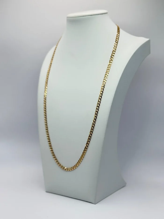 Cadena Corte Brillo de Oro 18KT-2 Cadena de oro amarillo 18KT Ley 750, estilo cubana o lomo de corvina, con corte brillo, 4.5mm de ancho y 24 pulgadas de largo. Exhibida en maniquí blanco. Joyería de oro puro Venecia Gold.