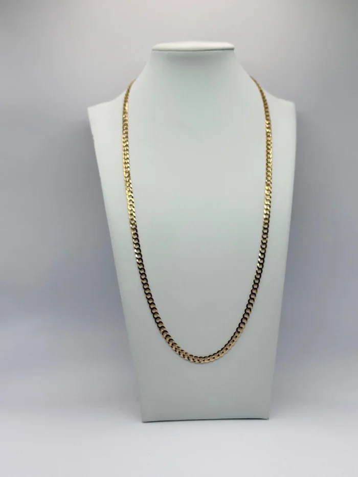 Cadena Corte Brillo de Oro 18KT Cadena de oro amarillo 18KT Ley 750, estilo cubana o lomo de corvina, con corte brillo, 4.5mm de ancho y 24 pulgadas de largo. Exhibida en maniquí blanco. Joyería de oro puro Venecia Gold.